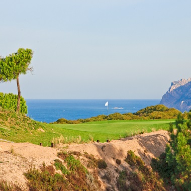 Large green and sea view on the Oitvaos Dunes course in Portugal