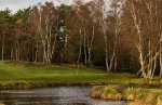 Green y lago sobre el campo de golf de West Sussex 