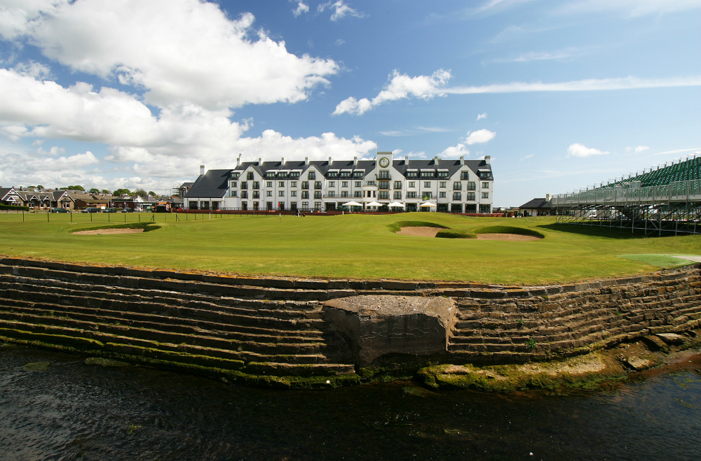 Buraco 18 en Carnoustie Championship con vista del hotel