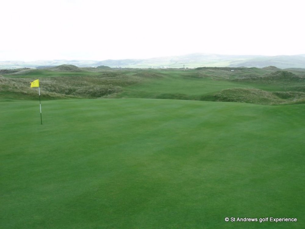 Elevated green at Machrihanish Golf course