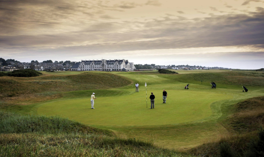 Golfistas en el green del buraco 1 en Carnoustie Golf Links Championship