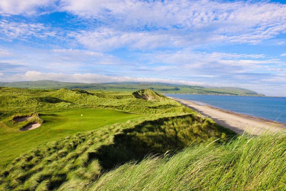 Machrihanish Dunes's hole next to the beach 