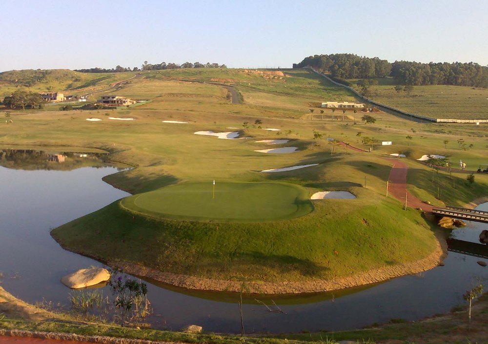 Spectacular hole with water at the Fazenda da Grama golf course