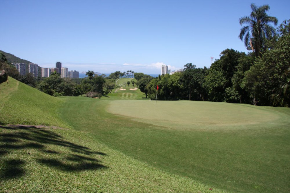 Elevated green on the Gavea golf course
