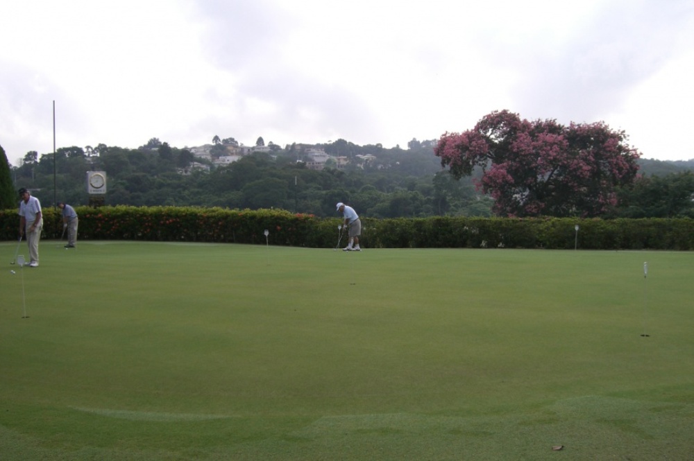 Golfers on the putting green at the Sao Fernando golf course