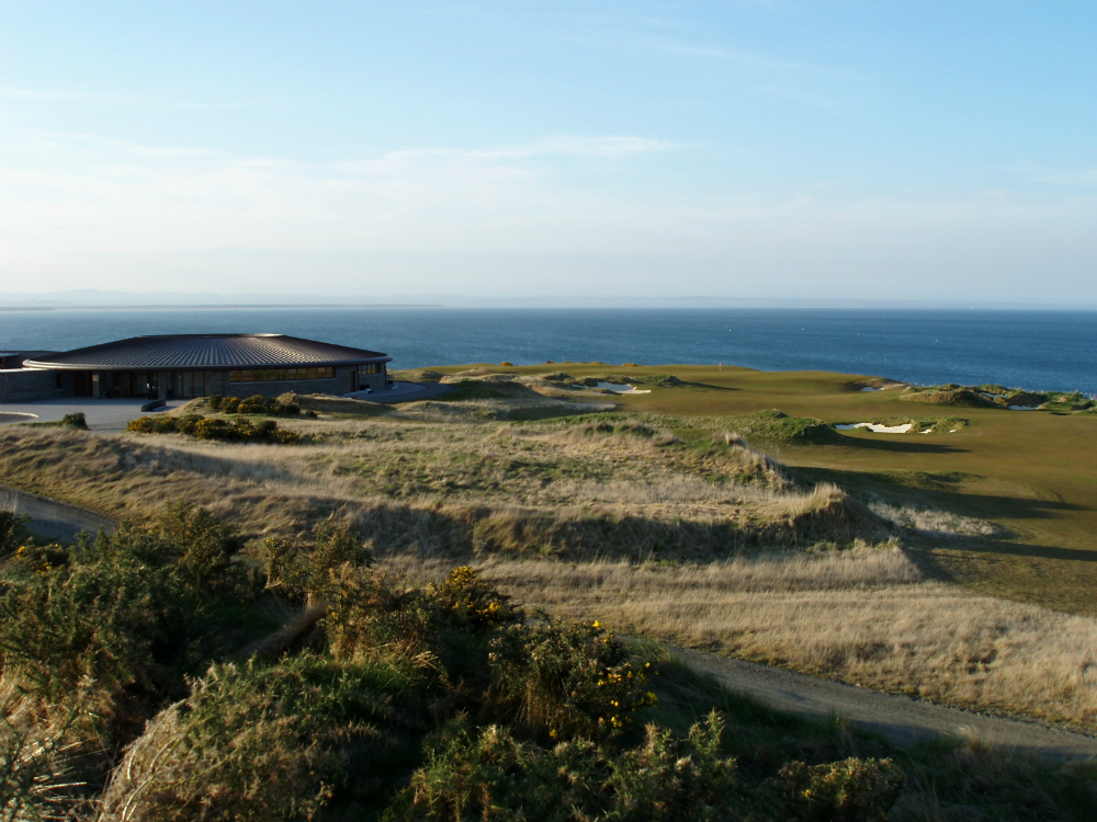 Clubhouse behind the 18th hole at the Castle Course in St Andrews