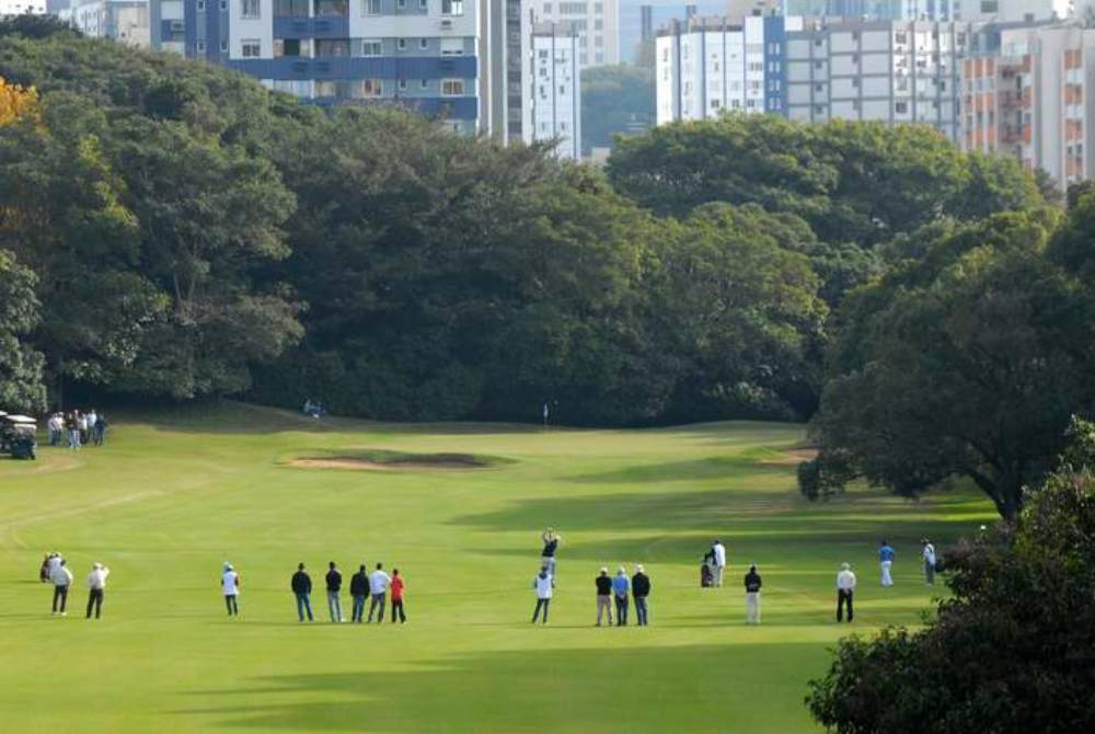 Golfeurs sur le parcours de Porto Alegre