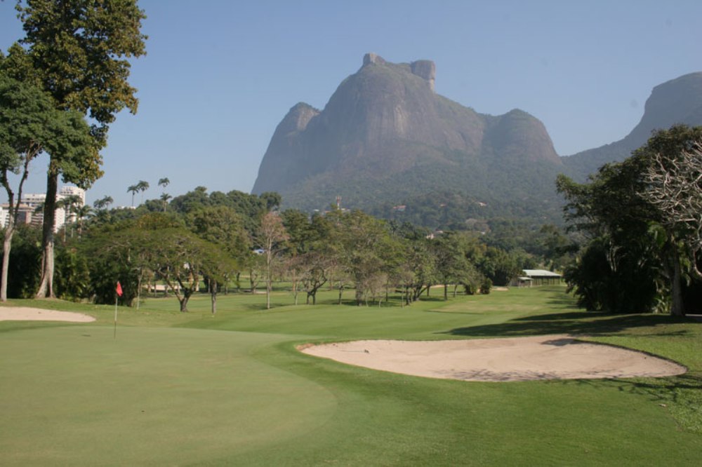 Green and mountain at Itanhanga golf course