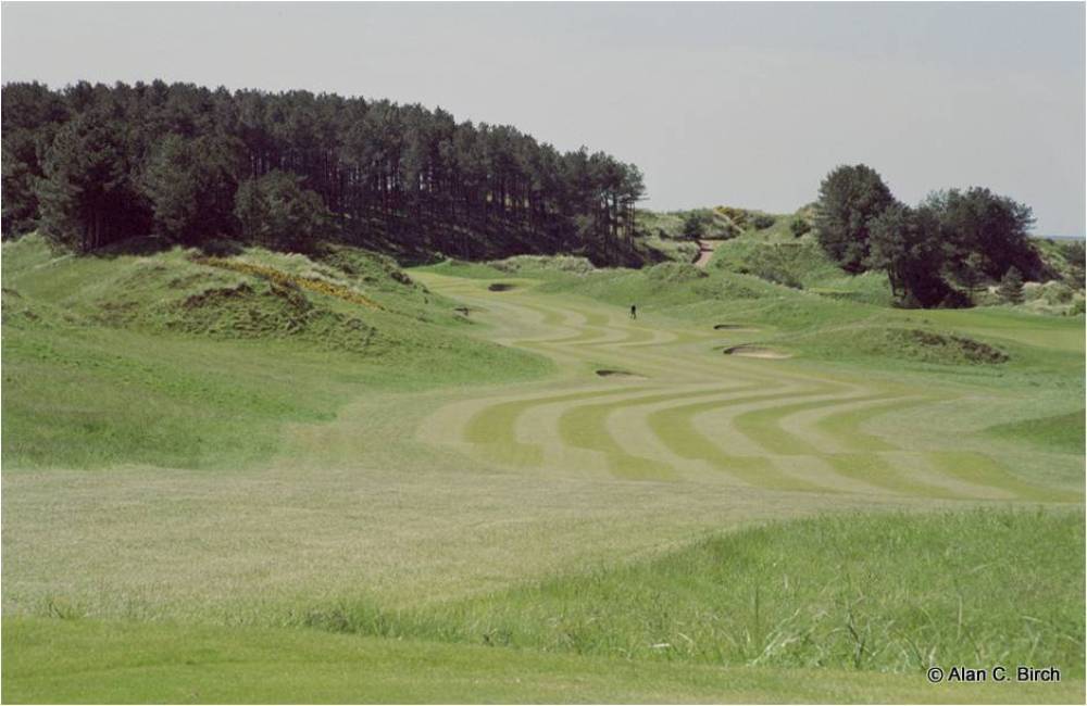 Narrow fairway on the Hillside golf course