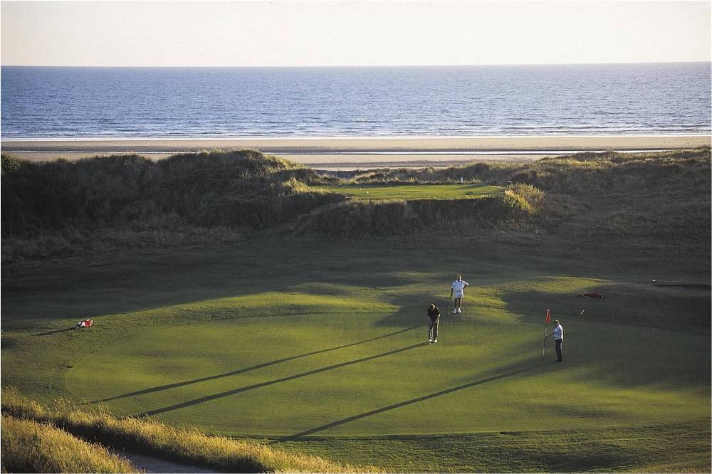 Golfers putting on Borth and Ynyslas golf course