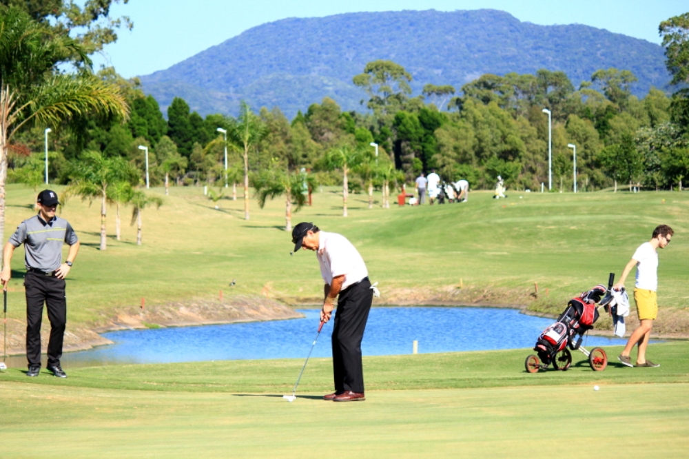 Golfeur sur le parcours de Costão