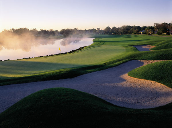Coucher de soleil sur le trou 18 de Bay Hill en Floride 