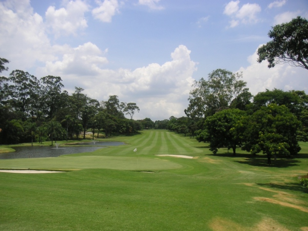 Narrow hole with water on the Sao Paulo golf course