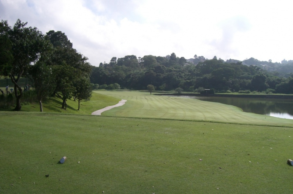 Dogleg left with water on the right at the Sao Fernando golf course