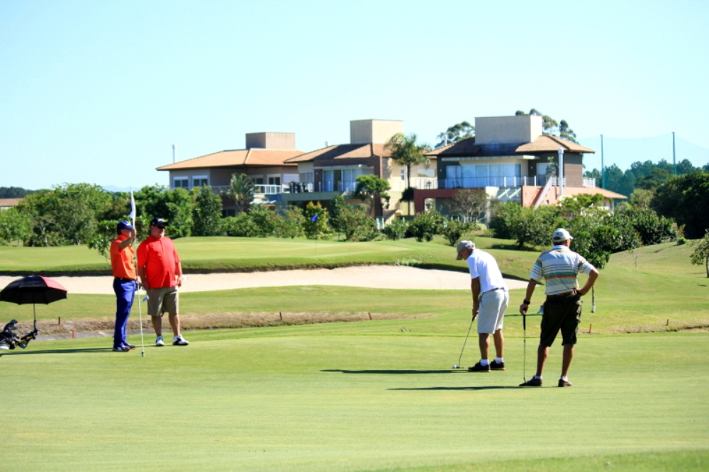 Golfeurs sur le green sur le parcours de Costão
