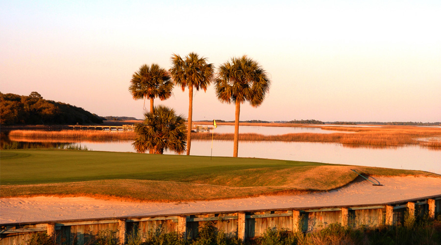 Coucher de soleil sur le dernier trou du parcours Ocean à Kiawah Island 