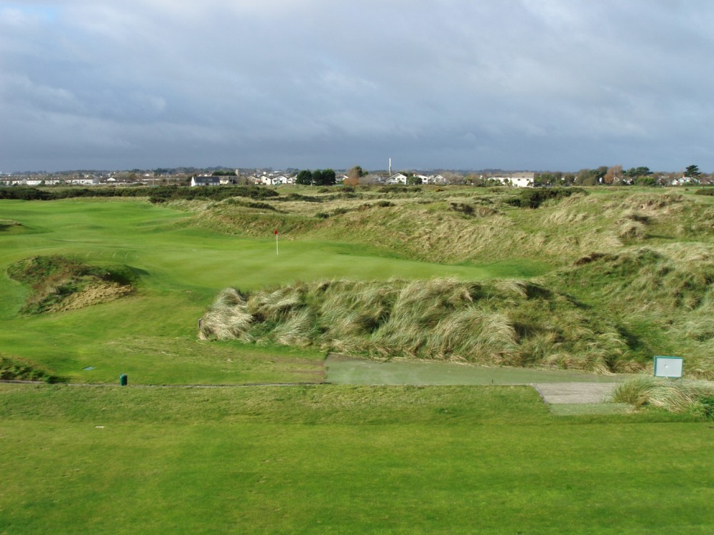 Ondulated green at Portmarnock golf links