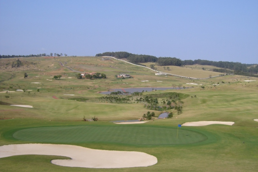 Green and bunker at the Fazenda da Grama golf course