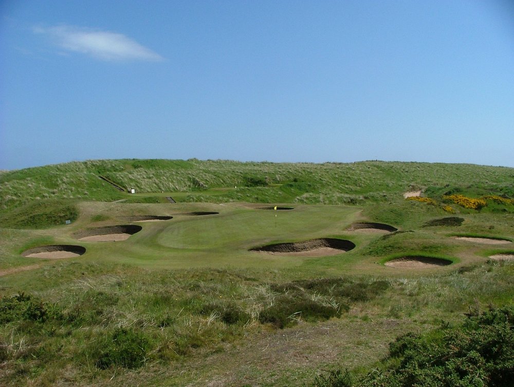 Par 3 and its bunkers at Royal Aberdeen