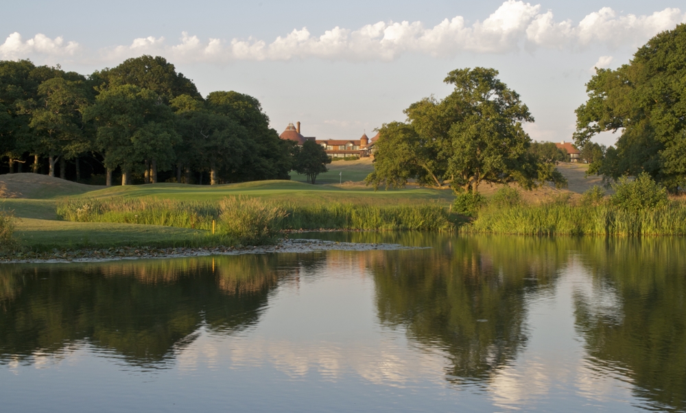 Lake, green and clubhouse on the East Sussex National golf course