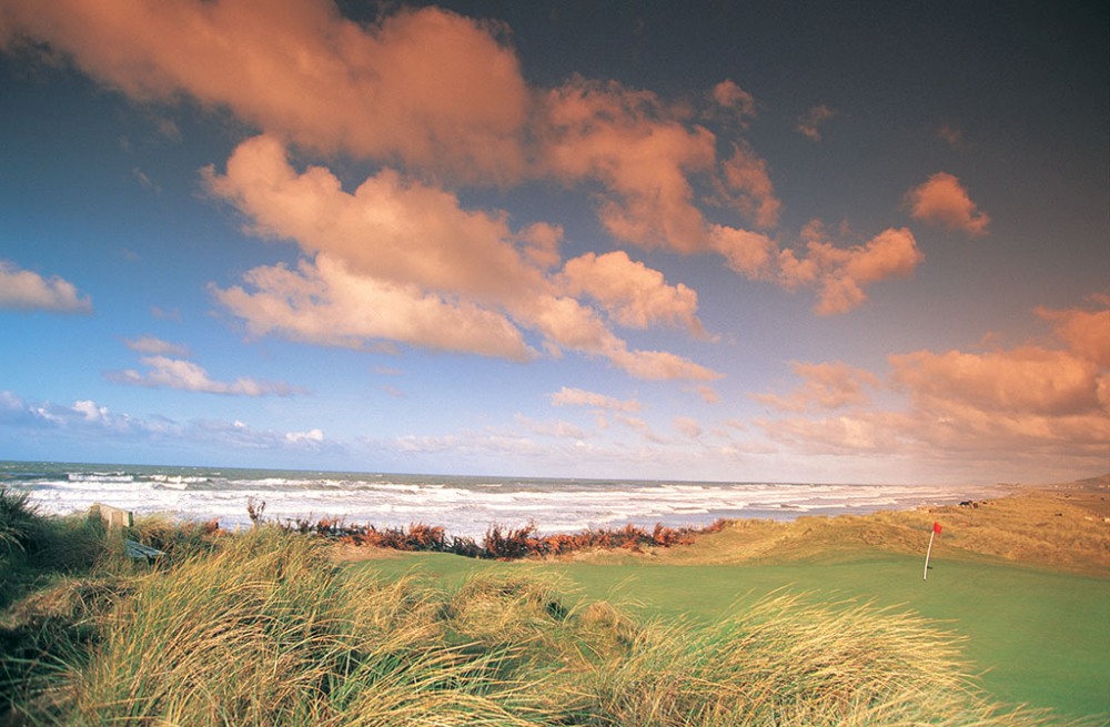 Green close to the sea on the Aberdovey golf course