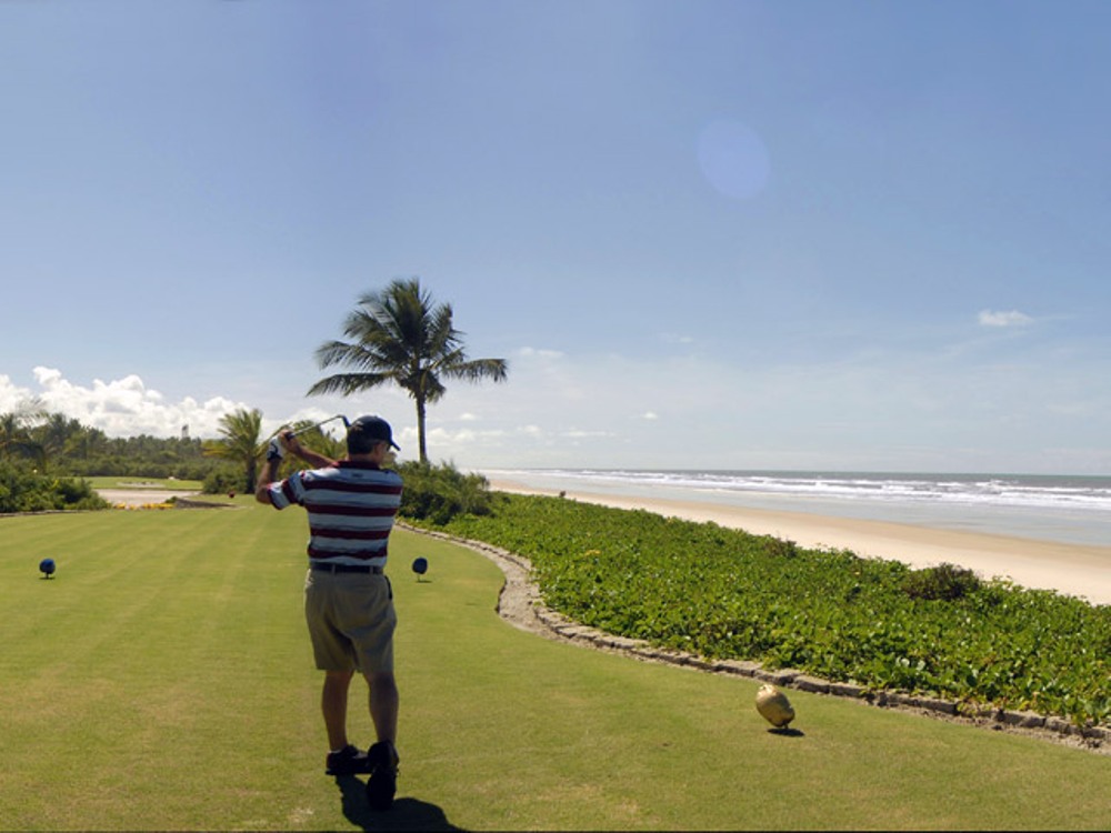 Golfeur au départ sur le parcours de Comandatuba