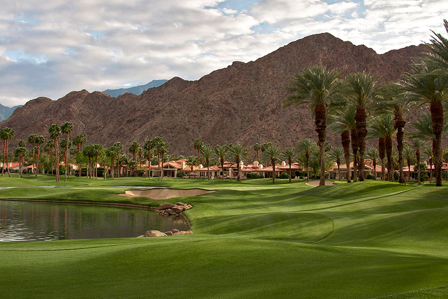 Palmiers et point d'eau bordant le fairway à la Quinta Resort 