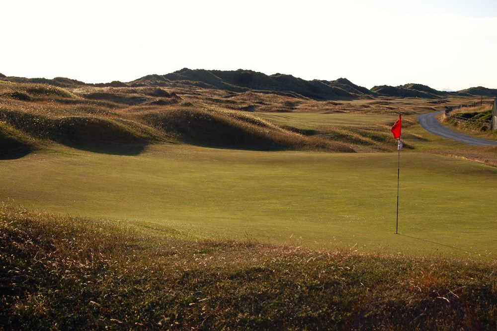 Undulated green on the Aberdovey golf course