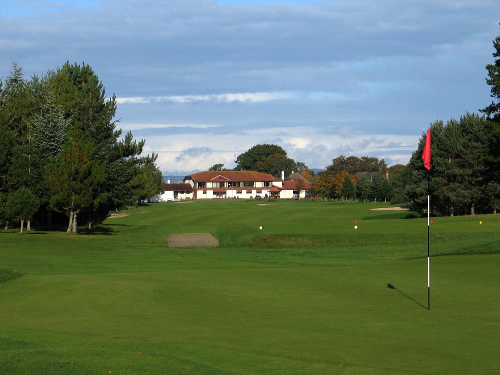 Clubhouse behind 18th hole at Inverness golf course
