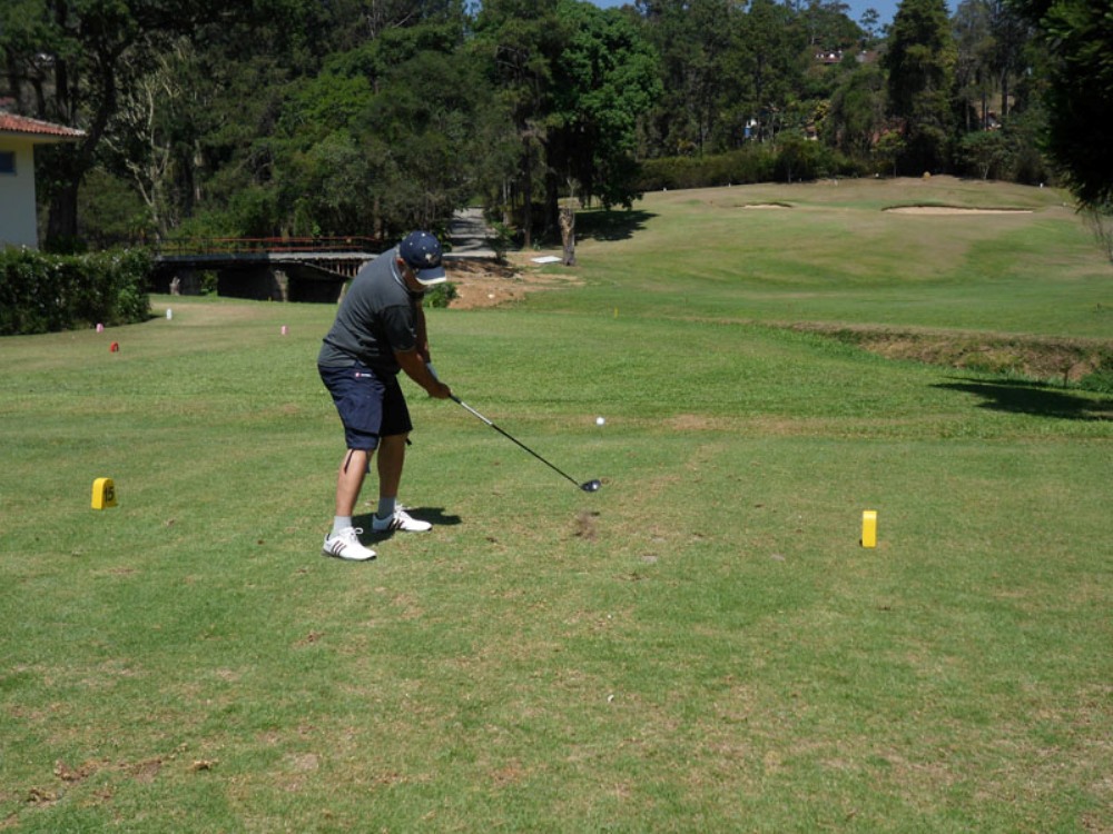 Golfeur au départ sur le parcours de Teresópolis