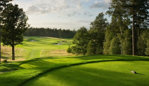 Elevated tee at Bearwood Lakes golf course