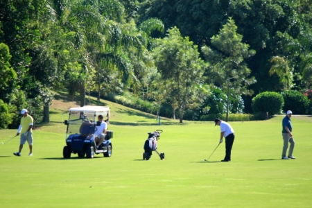 Golfeurs sur le parcours de Costão