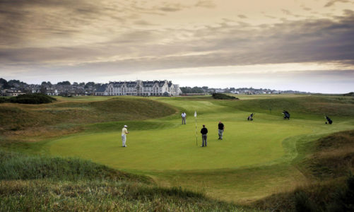 Golfistas en el green del buraco 1 en Carnoustie Golf Links Championship