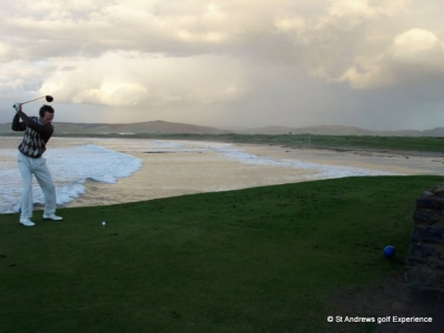 1st hole next to the beach at Machrihanish golf course
