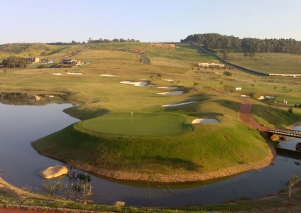 Spectacular hole with water at the Fazenda da Grama golf course