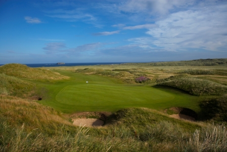 Bunkers and green at Ballyliffin