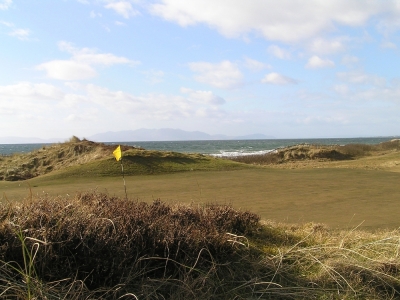 Sea behind Western Gailes's green