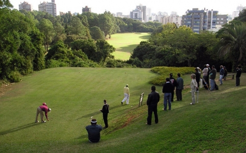 Golfeurs au départ sur le parcours de Porto Alegre