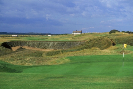 Green and large bunker at the Royal West Norfolk golf course