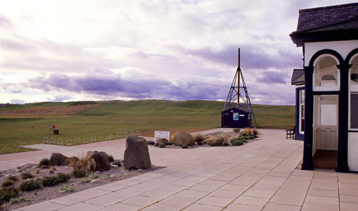 1st hole behind the clubhouse at Elie Golf course