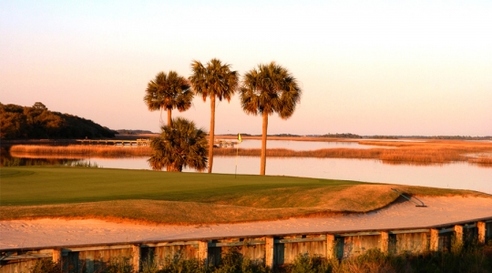 Coucher de soleil sur le dernier trou du parcours Ocean à Kiawah Island 