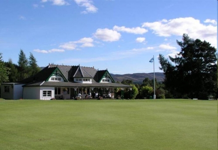 Kingussie's clubhouse behind th 18th hole