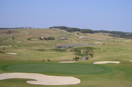 Green and bunker at the Fazenda da Grama golf course