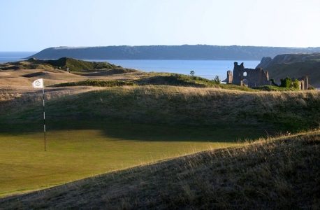 Green and ruines on Pennard golf course