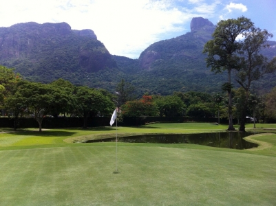Green and lake at Itanhanga golf course