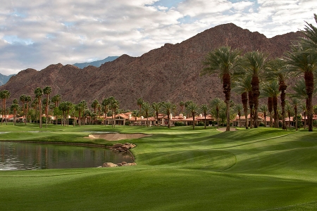 Palmiers et point d'eau bordant le fairway à la Quinta Resort 