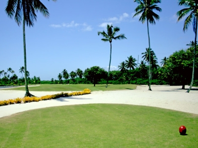 Tee at the Comandatuba Ocean Course surrounded by palm trees and sand