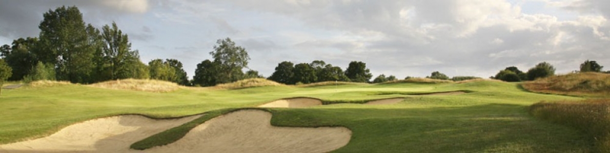 Uphill golf hole with bunkers at Chart Hills golf course
