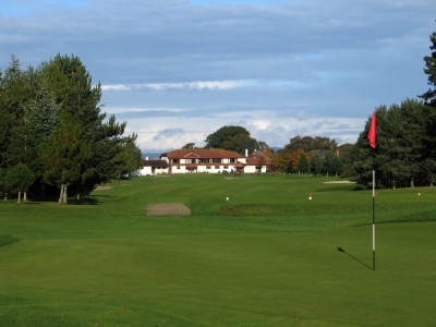 Clubhouse behind 18th hole at Inverness golf course