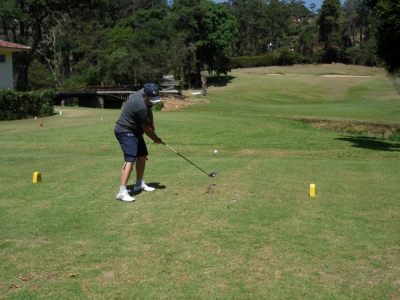 Golfeur au départ sur le parcours de Teresópolis